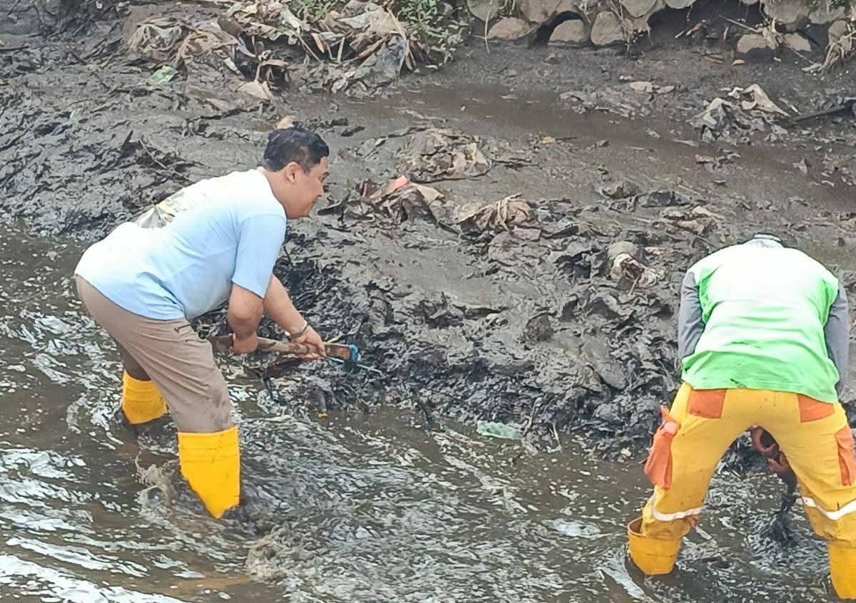 Pemerintah Kota Malang melalui Satgas DPUPRPKP kembali menunjukkan gerak cepat dalam menangani persoalan lingkungan. Kali ini, fokus penanganan dilakukan di aliran sungai kawasan Sedudut, Kelurahan Mulyorejo, Kecamatan Sukun, Jumat (17/4/2026), yang mengalami pendangkalan akibat tumpukan sampah dan sedimen.