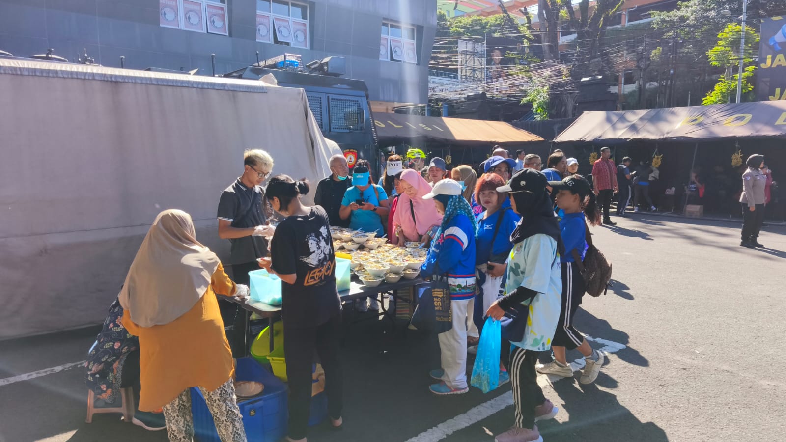 Polresta Malang Kota Tebar Kepedulian, Ratusan Warga Nikmati Sarapan Gratis