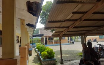Sekolah di Jombang Ini Bertahan dengan Tambal Sulam, Atap Kelas Rusak Belum Direhab