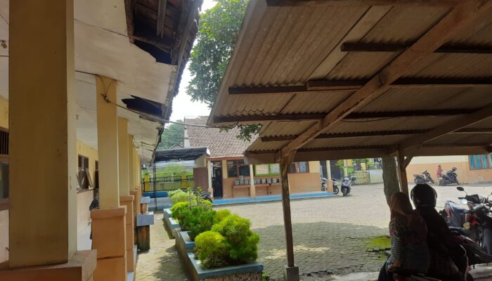 Sekolah di Jombang Ini Bertahan dengan Tambal Sulam, Atap Kelas Rusak Belum Direhab