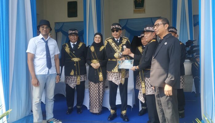 Dari Batik hingga Ikat Kepala, Busana Khas Malang Bicara Panjang Soal Sejarah Kota