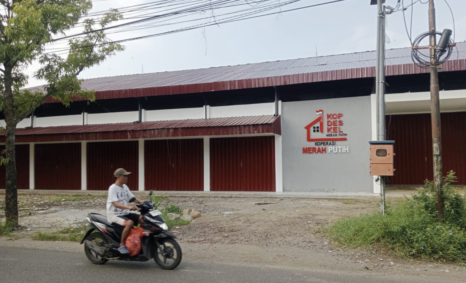 Progres pembangunan gerai dan gudang Koperasi Desa/Kelurahan Merah Putih (KDKMP) di Kabupaten Jombang hingga akhir Maret 2026 belum merata di seluruh wilayah.