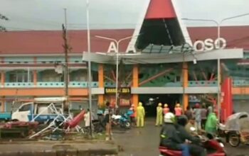 Ambruknya kanopi Pasar Ploso serta rusaknya material aluminium composite panel (ACP) di gedung RSUD Ploso, Kabupaten Jombang, Jawa Timur, menuai sorotan tajam dari kalangan aktivis antikorupsi.