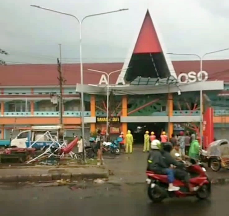 Ambruknya kanopi Pasar Ploso serta rusaknya material aluminium composite panel (ACP) di gedung RSUD Ploso, Kabupaten Jombang, Jawa Timur, menuai sorotan tajam dari kalangan aktivis antikorupsi.