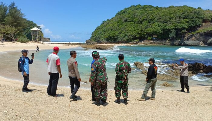 Pelajar Tewas Terseret Arus di Pantai Batu Bengkung
