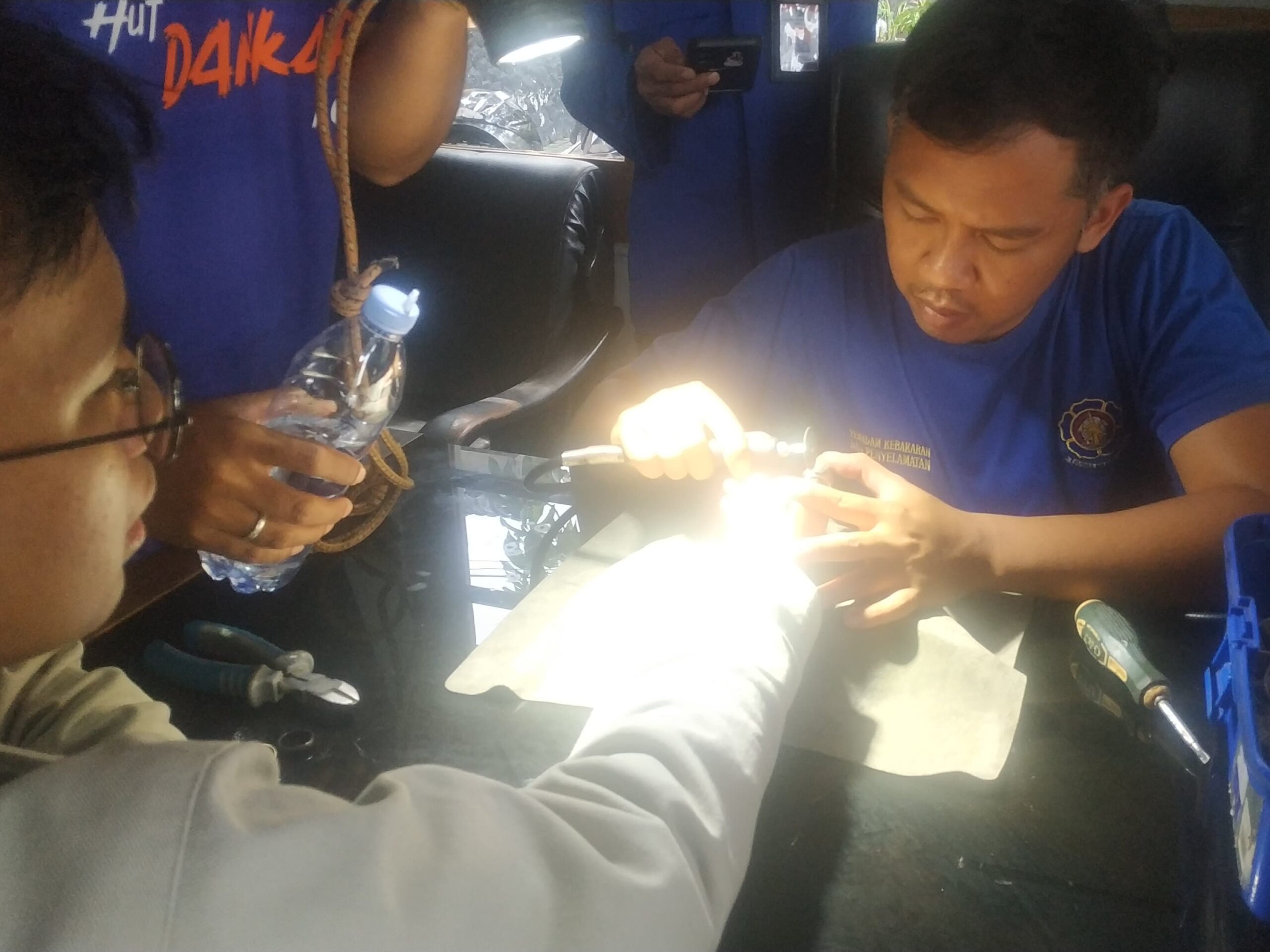 Tak Bisa Dilepas, Cincin di Jari Pelajar SMP Dievakuasi Petugas Damkar