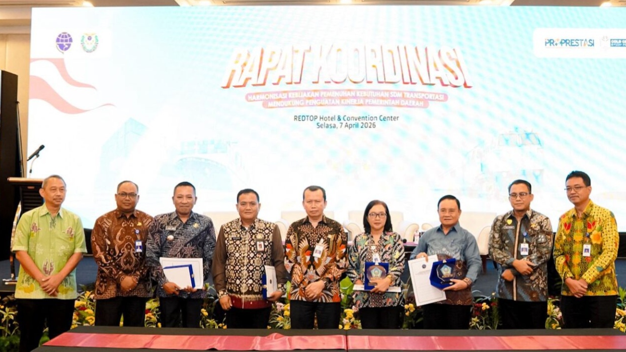 Bupati Sampang, H. Slamet Junaidi, saat penandatanganan MoU dengan Kementerian Perhubungan dan perjanjian kerja sama antara Politeknik Transportasi Darat Indonesia dengan Sekolah Tinggi Transportasi Darat (STTD).(foto:sudutkota.id/hbb)