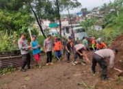 Andil Polres Malang Tangani Longsor di Wagir, Akses Jalan Berangsur Pulih