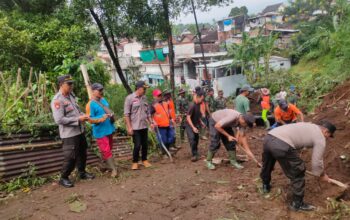 Andil Polres Malang Tangani Longsor di Wagir, Akses Jalan Berangsur Pulih