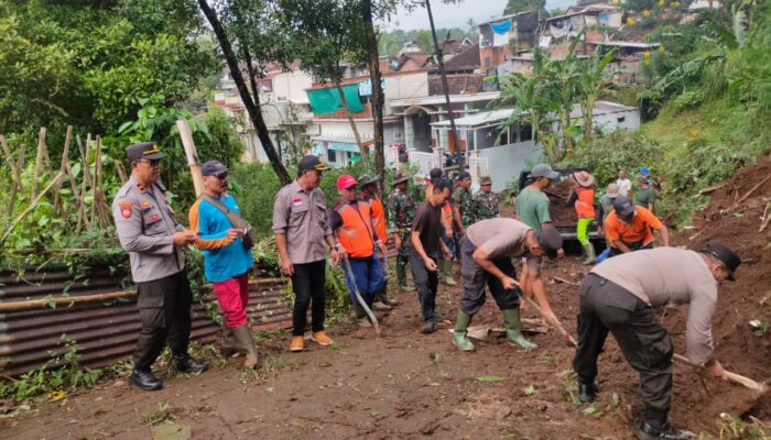 Andil Polres Malang Tangani Longsor di Wagir, Akses Jalan Berangsur Pulih