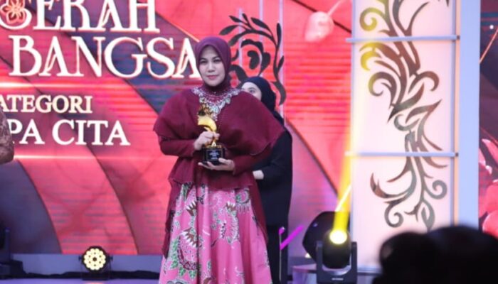 Berkiprah Berdayakan Keluarga, Ning Ghyta Raih Penghargaan Nasional Puspa Cita