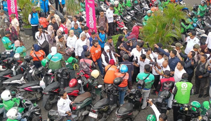 Gubernur Khofifah Salurkan Bantuan Sembako dan BBM untuk Ratusan Ojol di Malang