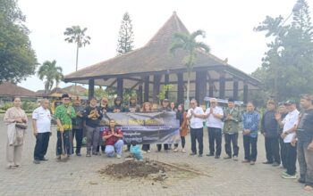Peringati Hari Bumi 2026, Masyarakat Adat Singhasari Hidupkan Kembali Pohon Langka Jampinang di Halaman Kawedanan