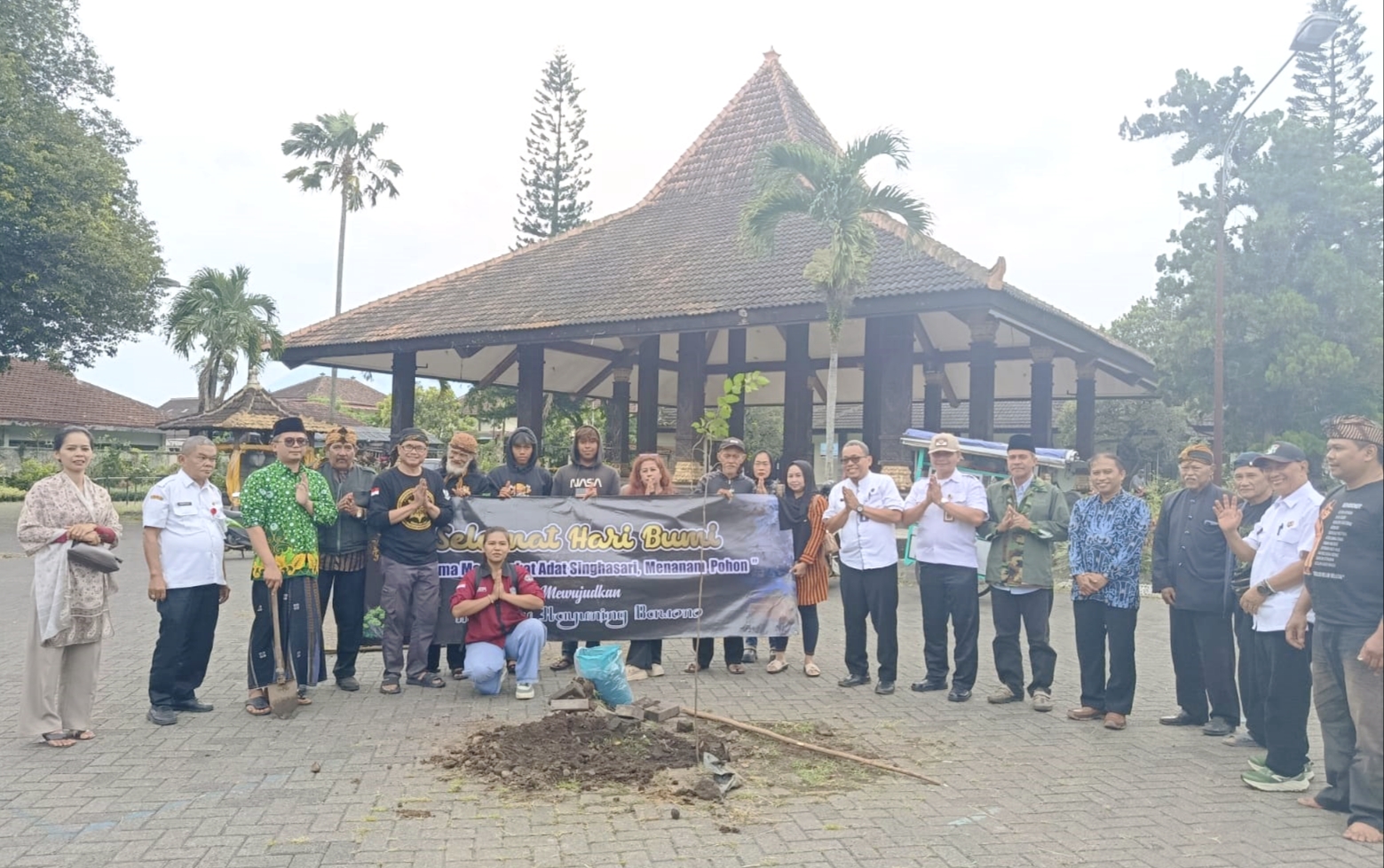 Peringati Hari Bumi 2026, Masyarakat Adat Singhasari Hidupkan Kembali Pohon Langka Jampinang di Halaman Kawedanan