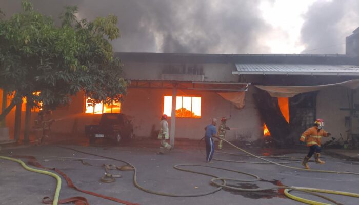 Kebakaran Gudang Rokok Suket Teki di Buring, Api Dipadamkan 5 Jam