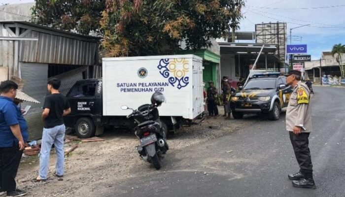Mobil Pengangkut MBG Lepas Kendali, Tiga Rumah Warga Donomulyo Rusak Parah
