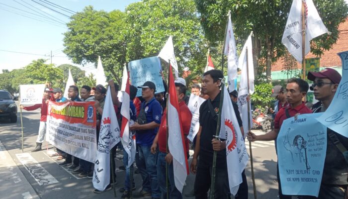 Peringati Hari Buruh, SBPJ-GSBI Jombang Demo Tolak PHK 370 Karyawan PT SGS