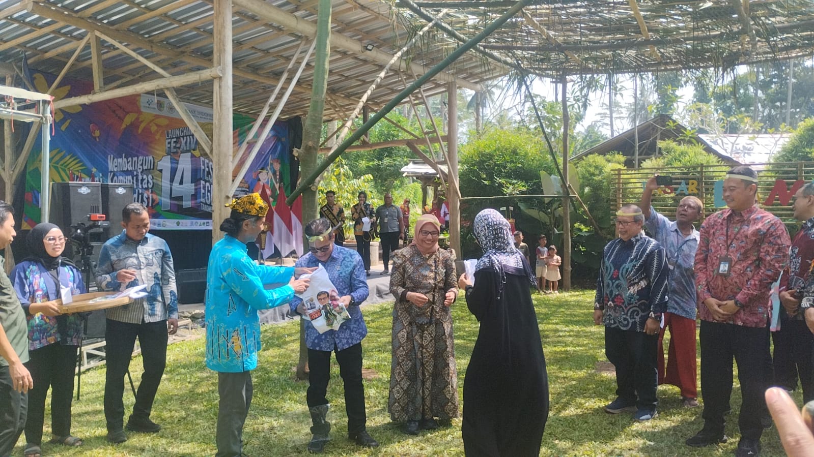 Wamen Komdigi Apresiasi Festival Egrang Jember, Perkuat Ekosistem Sosial dan Ekonomi Lokal