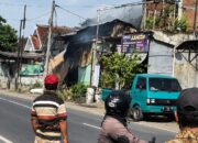 Gudang Rongsok di Turen Terbakar Hebat, Asap Hitam Sempat Bikin Panik Warga