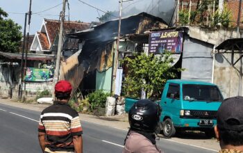 Gudang Rongsok di Turen Terbakar Hebat, Asap Hitam Sempat Bikin Panik Warga