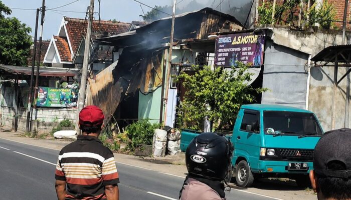 Gudang Rongsok di Turen Terbakar Hebat, Asap Hitam Sempat Bikin Panik Warga