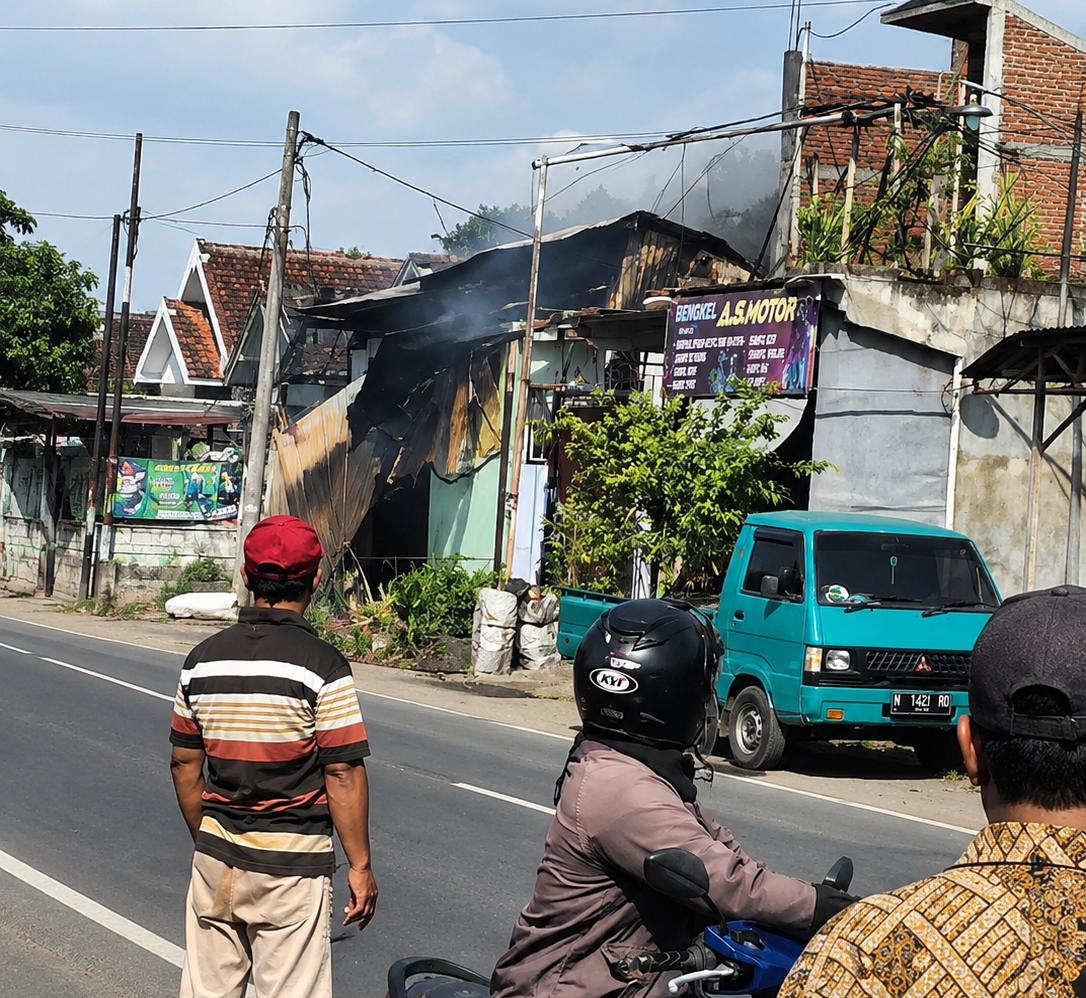 Gudang Rongsok di Turen Terbakar Hebat, Asap Hitam Sempat Bikin Panik Warga