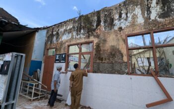 Ruang Kelas Tak Layak Pakai, Siswa SD di Jember Terpaksa Belajar Nomaden