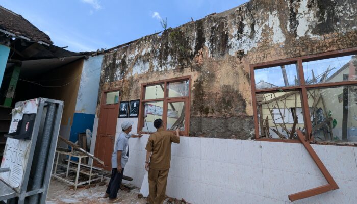 Ruang Kelas Tak Layak Pakai, Siswa SD di Jember Terpaksa Belajar Nomaden