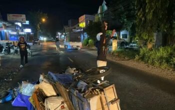 Pemotor Pembawa Gerobak Tewas Terserempet Truk Tangki BBM di Sumberpucung