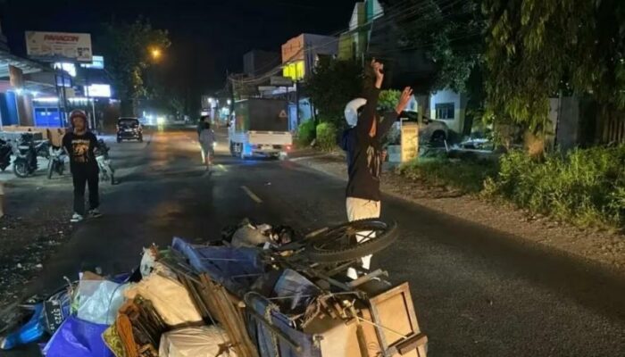Pemotor Pembawa Gerobak Tewas Terserempet Truk Tangki BBM di Sumberpucung