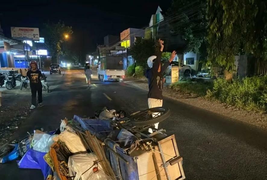 Pemotor Pembawa Gerobak Tewas Terserempet Truk Tangki BBM di Sumberpucung