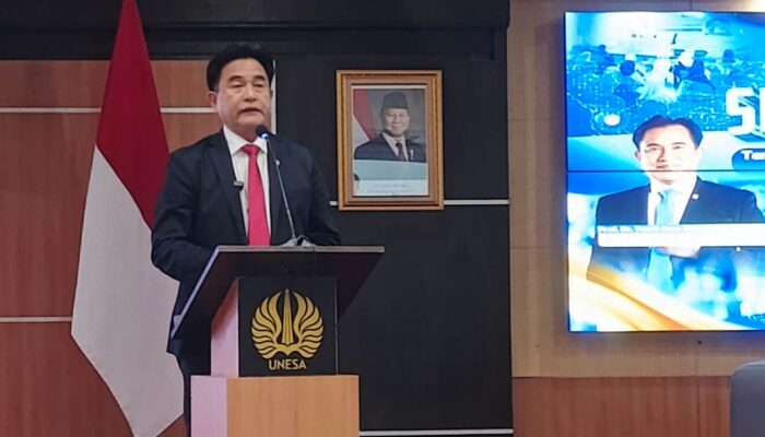 Hadir di Seminar Nasional Unesa, Menko Yusril Tekankan Hukum Harus Adaptif Hadapi Disrupsi AI dan Gig Economy