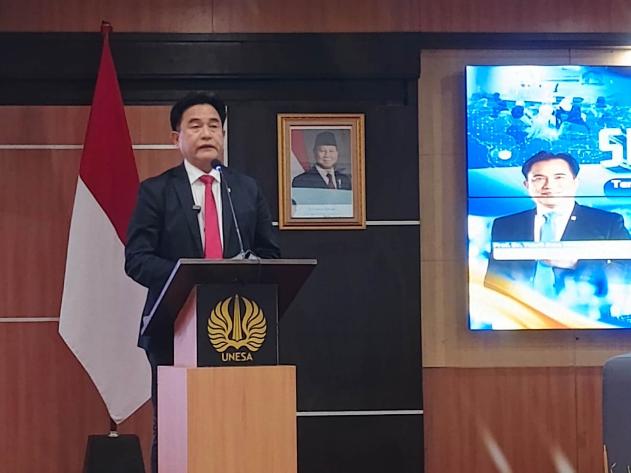 Hadir di Seminar Nasional Unesa, Menko Yusril Tekankan Hukum Harus Adaptif Hadapi Disrupsi AI dan Gig Economy