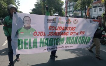 Nadiem Dituntut 18 Tahun Penjara, Ratusan Ojol Jombang Unjuk Rasa di Kantor PN dan Kejaksaan