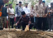 Ketua PCM Raden Dhahibur Hadiahi Masyarakat Dusun Sobbari-Angsanah Timur Jembatan Penghubung