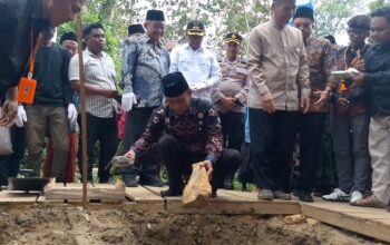 Ketua PCM Raden Dhahibur Hadiahi Masyarakat Dusun Sobbari-Angsanah Timur Jembatan Penghubung