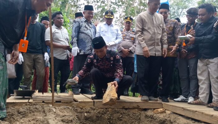 Ketua PCM Raden Dhahibur Hadiahi Masyarakat Dusun Sobbari-Angsanah Timur Jembatan Penghubung