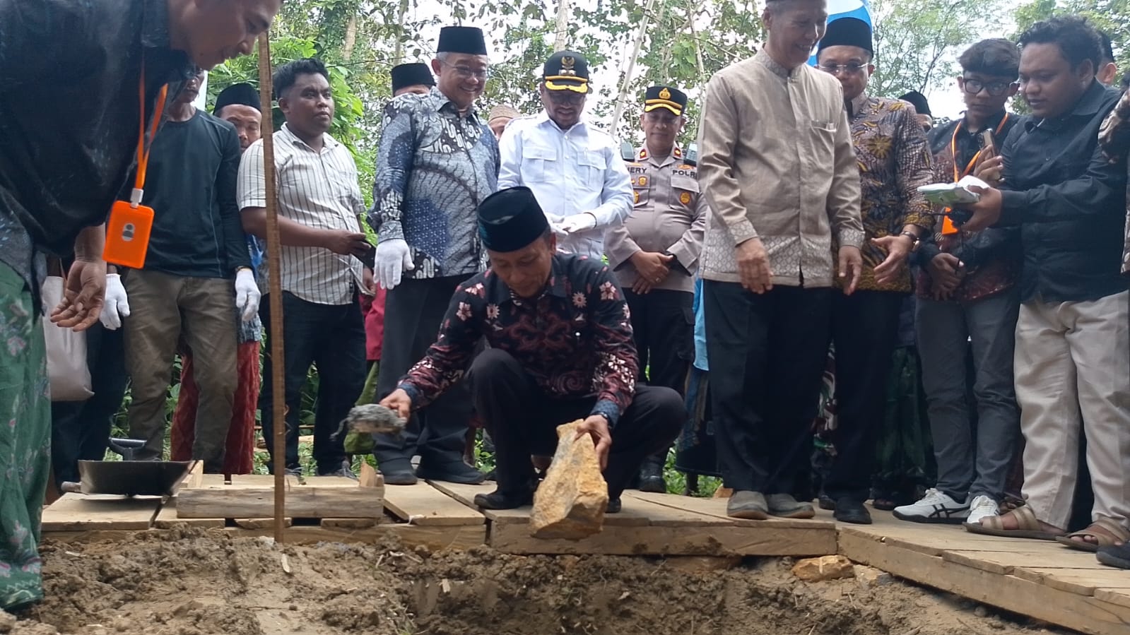 Ketua PCM Raden Dhahibur Hadiahi Masyarakat Dusun Sobbari-Angsanah Timur Jembatan Penghubung