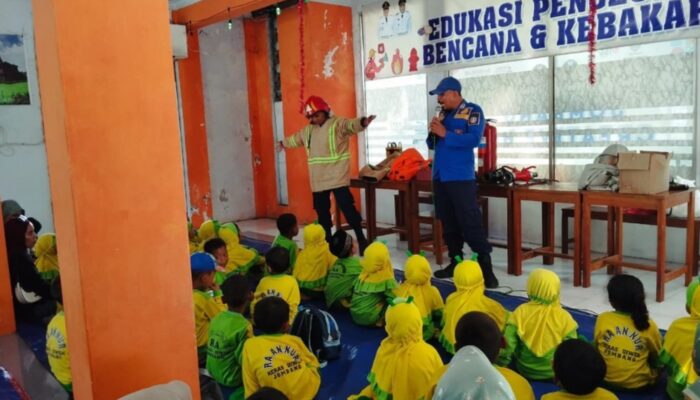 Puluhan Anak TK Antusias Ikuti Edukasi Keselamatan dari Damkar Jombang