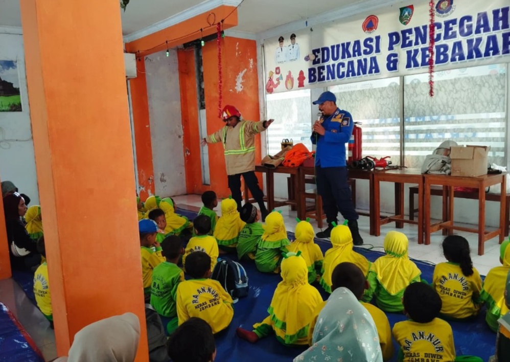 Puluhan Anak TK Antusias Ikuti Edukasi Keselamatan dari Damkar Jombang