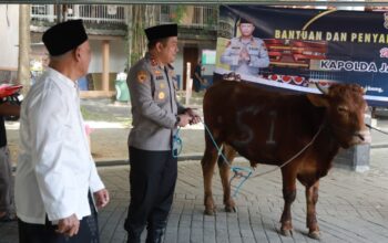 Kapolres Jombang Serahkan Sapi Kurban ke Ponpes Tebuireng Jelang Iduladha 2026