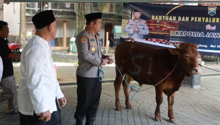 Kapolres Jombang Serahkan Sapi Kurban ke Ponpes Tebuireng Jelang Iduladha 2026