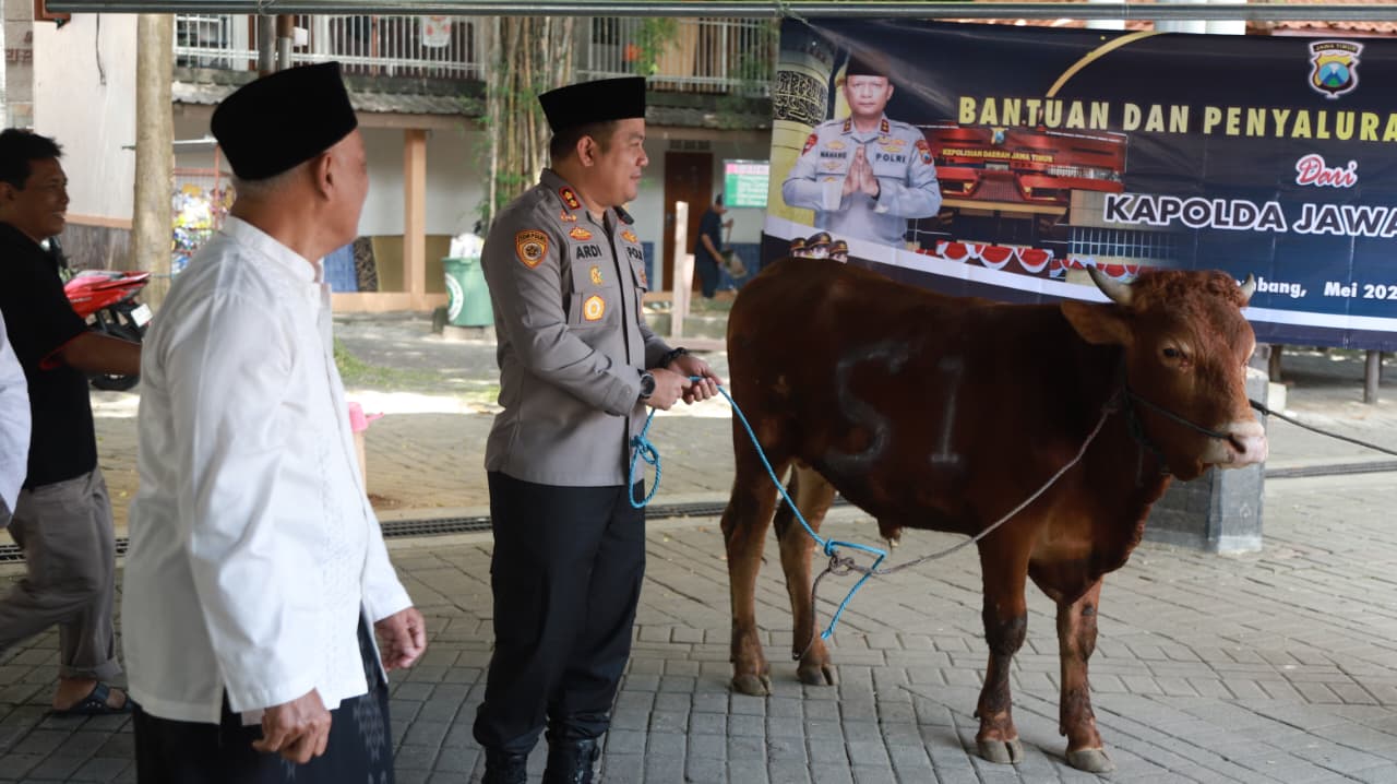 Kapolres Jombang Serahkan Sapi Kurban ke Ponpes Tebuireng Jelang Iduladha 2026