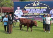 Kapolres Jombang Serahkan 39 Hewan Kurban ke Ponpes dan Warga