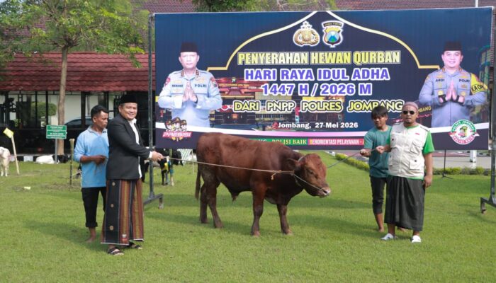 Kapolres Jombang Serahkan 39 Hewan Kurban ke Ponpes dan Warga