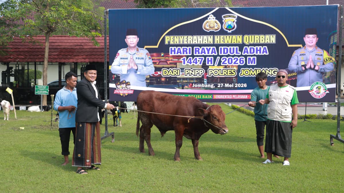 Kapolres Jombang Serahkan 39 Hewan Kurban ke Ponpes dan Warga