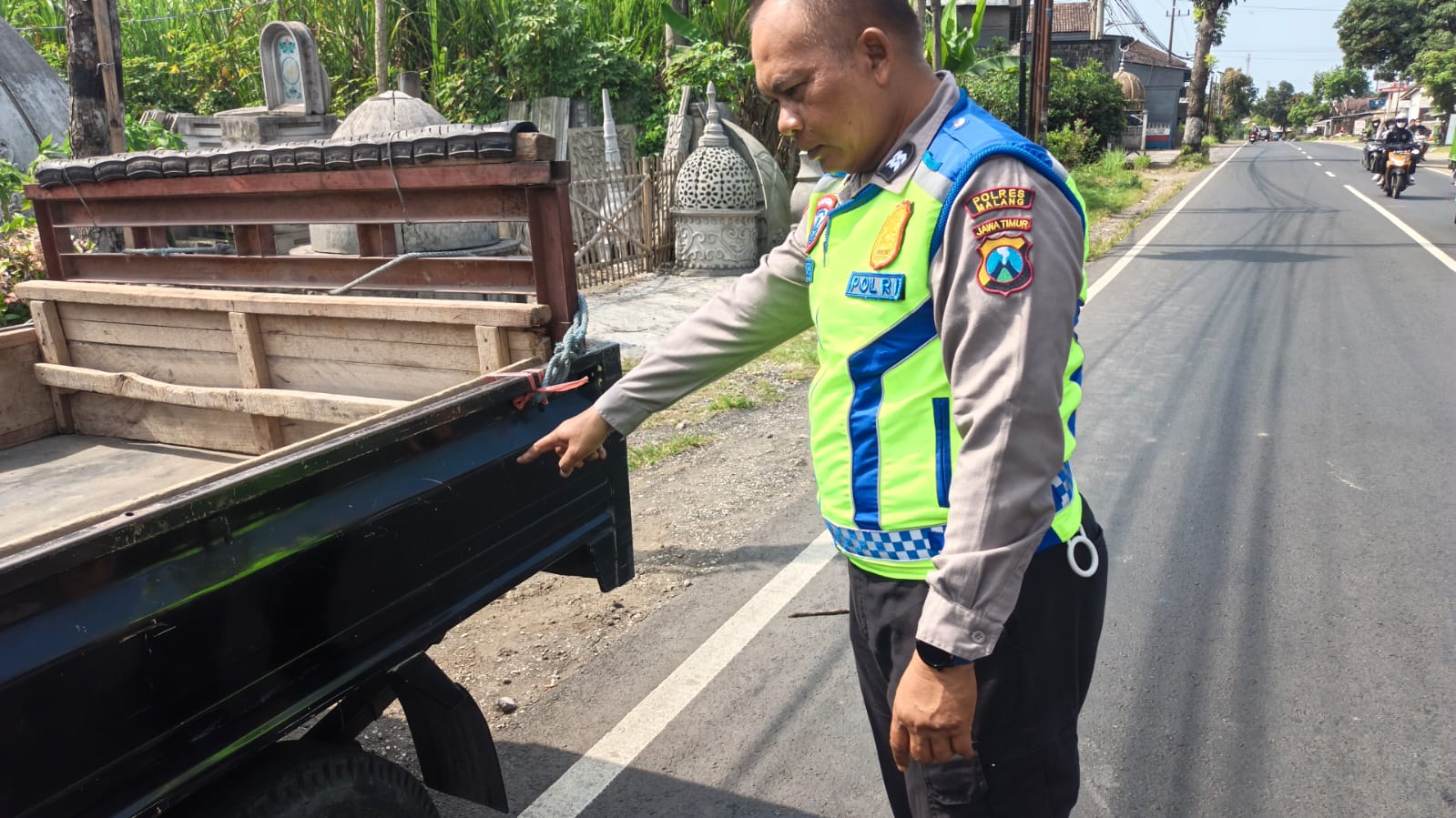Diduga Serempet Pick Up Saat Mendahului dari Kiri, Pengendara Scoopy Tewas di Bululawang