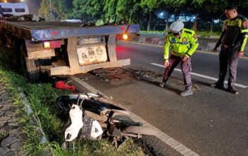 Pemotor Tewas Hantam Truk Parkir di Lawang, Dua Penumpang Perempuan Dilarikan ke Rumah Sakit