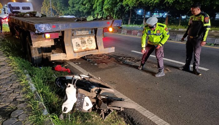 Pemotor Tewas Hantam Truk Parkir di Lawang, Dua Penumpang Perempuan Dilarikan ke Rumah Sakit