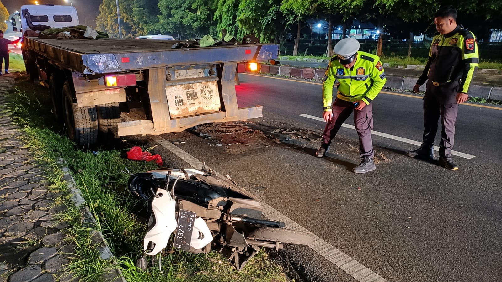 Pemotor Tewas Hantam Truk Parkir di Lawang, Dua Penumpang Perempuan Dilarikan ke Rumah Sakit